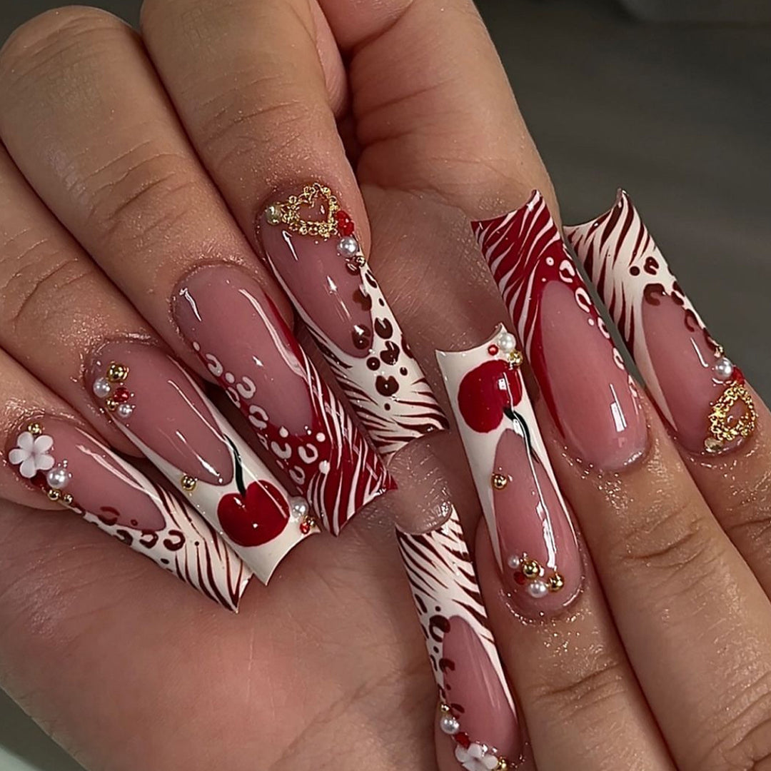 Dekorative Lange Press-On Nagelkunst mit Edelsteinakzenten Karnz