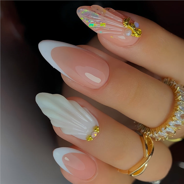 Dekorative Stiletto Press-On Nagelkunst mit floralen Akzenten Karnz