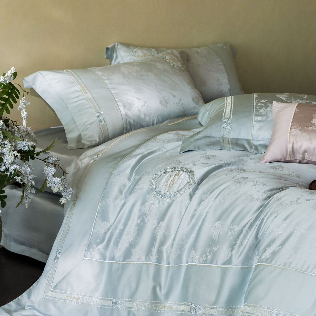 Luxuriöses Satin-Bettwäscheset mit gestickten Medaillons und edler Steppung