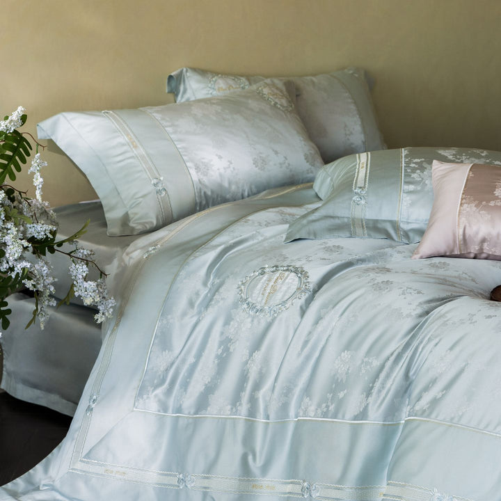 Luxuriöses Satin-Bettwäscheset mit gestickten Medaillons und edler Steppung