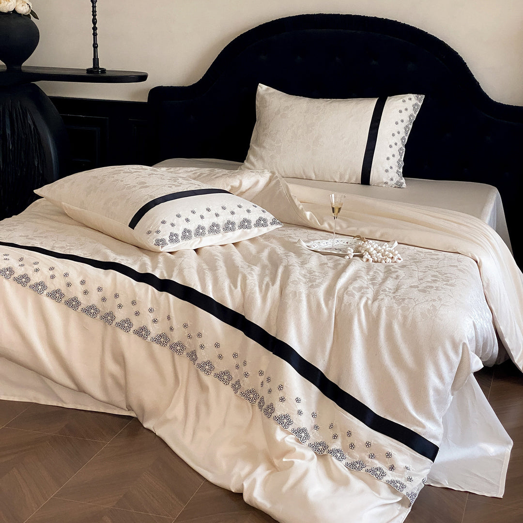 Jacquard-Satin-Bettbezugset mit besticktem Blumenrand und kontrastierendem Satinbandbesatz