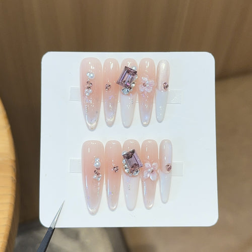 Kunstnägel mit Eleganten Schmuckdetails Karnz