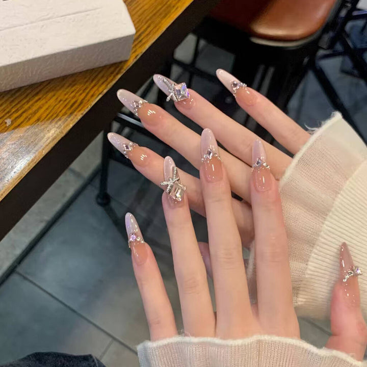 Künstlerisches Nageldesign mit dekorativen Elementen Karnz