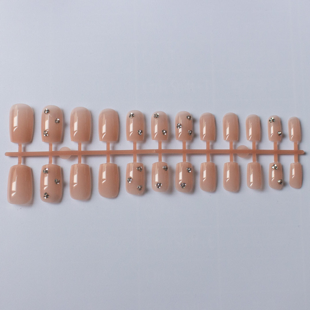 Dekorative Nagelkunst mit Strassakzenten