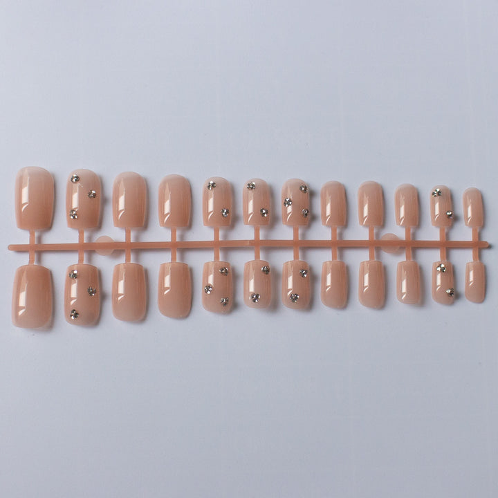 Dekorative Nagelkunst mit Strassakzenten