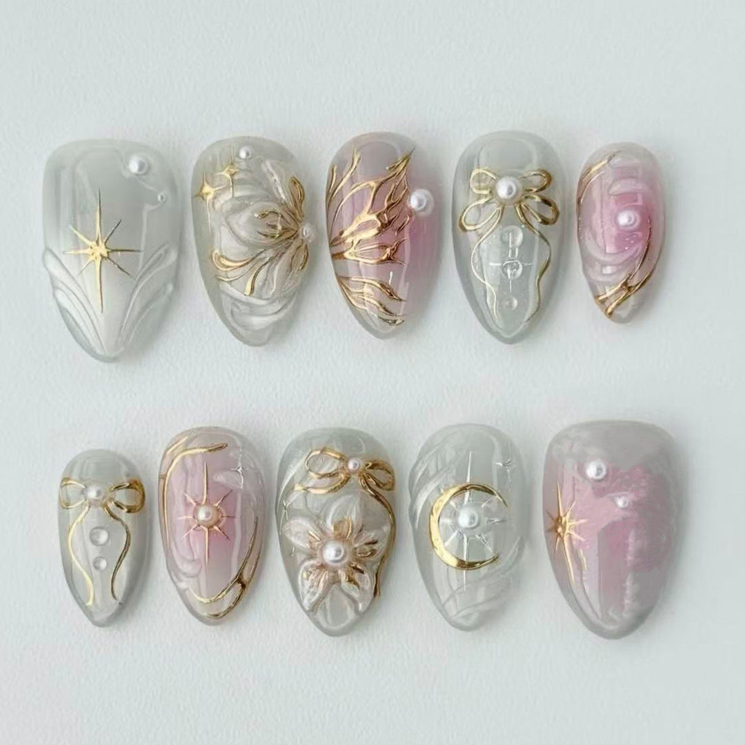 Kunstnagelset mit filigranen goldenen Akzenten Karnz