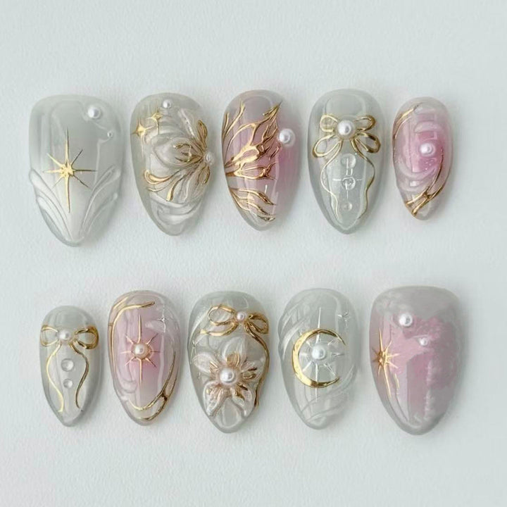 Kunstnagelset mit filigranen goldenen Akzenten Karnz
