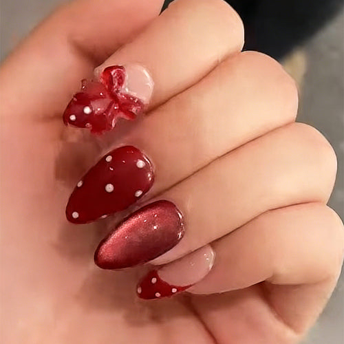 Charmantes dekoratives Press-On Nagelkunstset mit Schleifen- und Punkten-Design Karnz