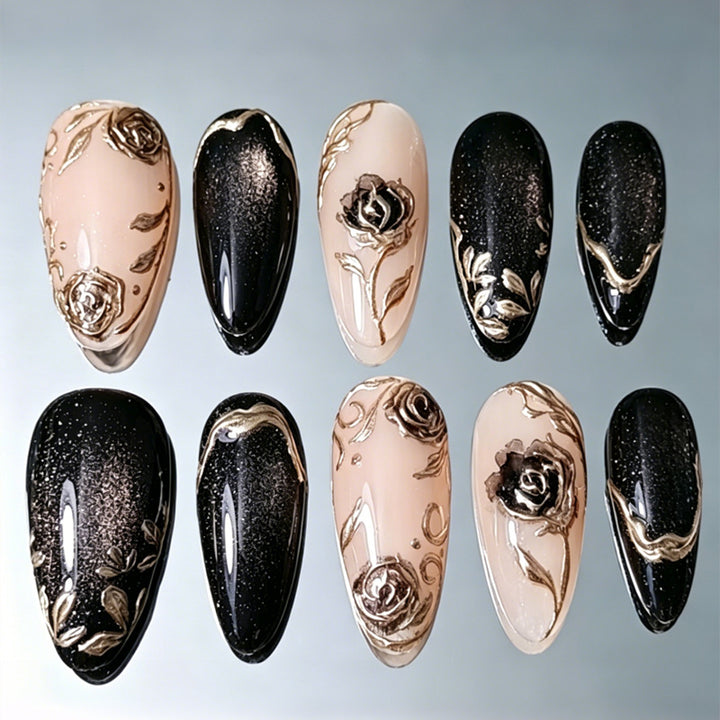 Kunstnagelset mit eleganten Goldverzierungen und originellen Mustern Karnz
