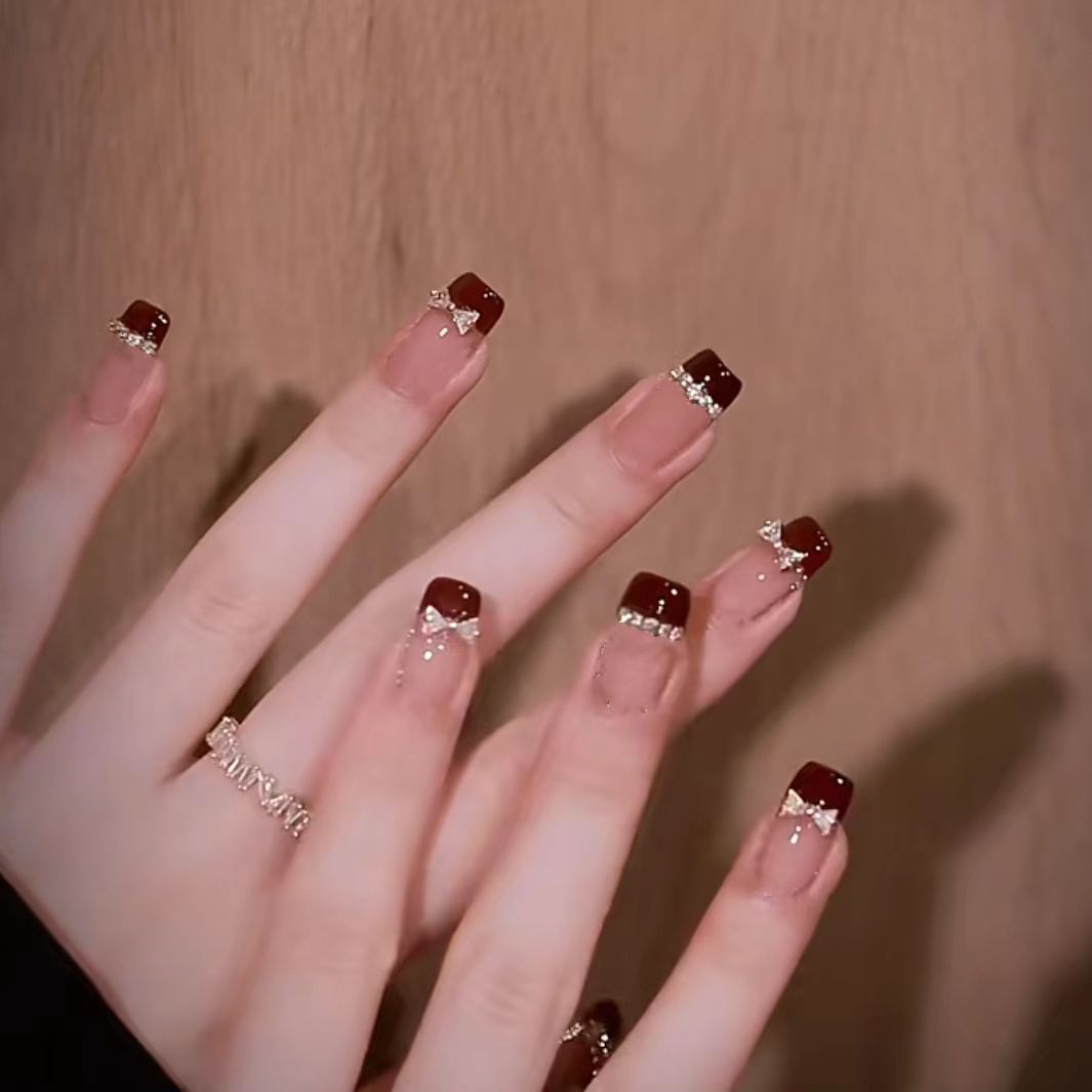 Elegantes mit Schleife verziertes Press-On Nagelset Karnz