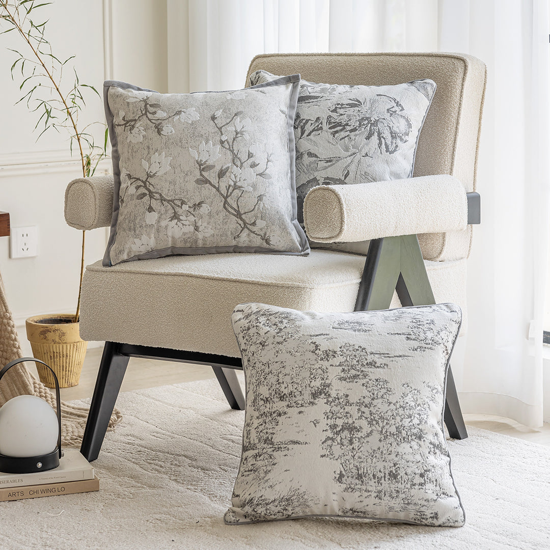 Dekoratives Kissen mit floralen Motiven