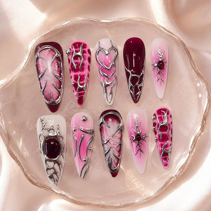Künstlerische Nagelskulpturen Karnz