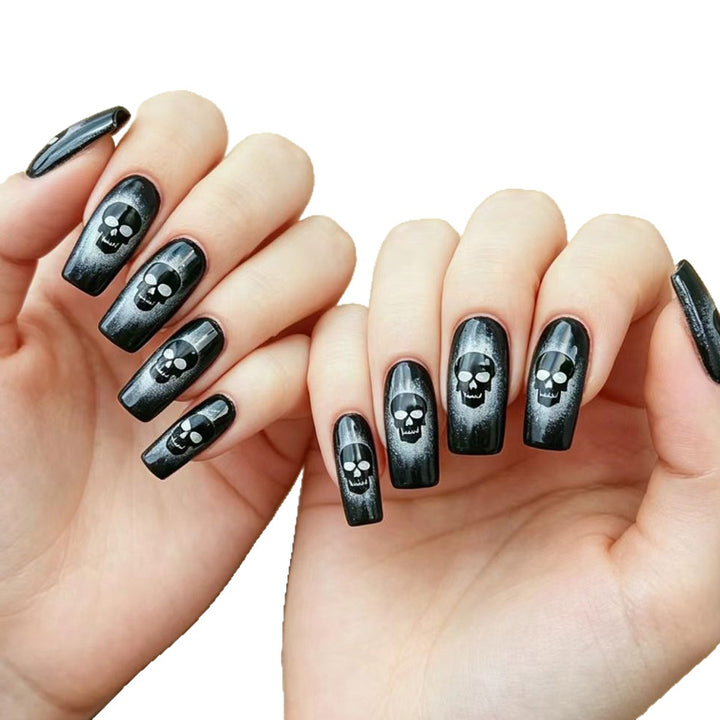 Kunstnägel mit Kreativem Totenkopfdesign Karnz
