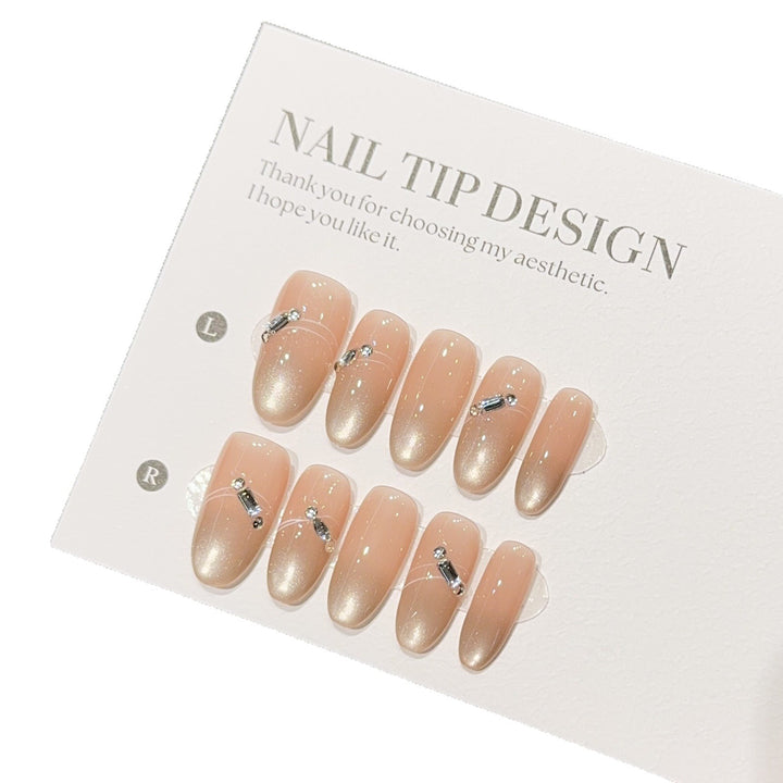 Kunstnagelspitzen mit Elegantem Farbverlauf und Strassakzenten Karnz