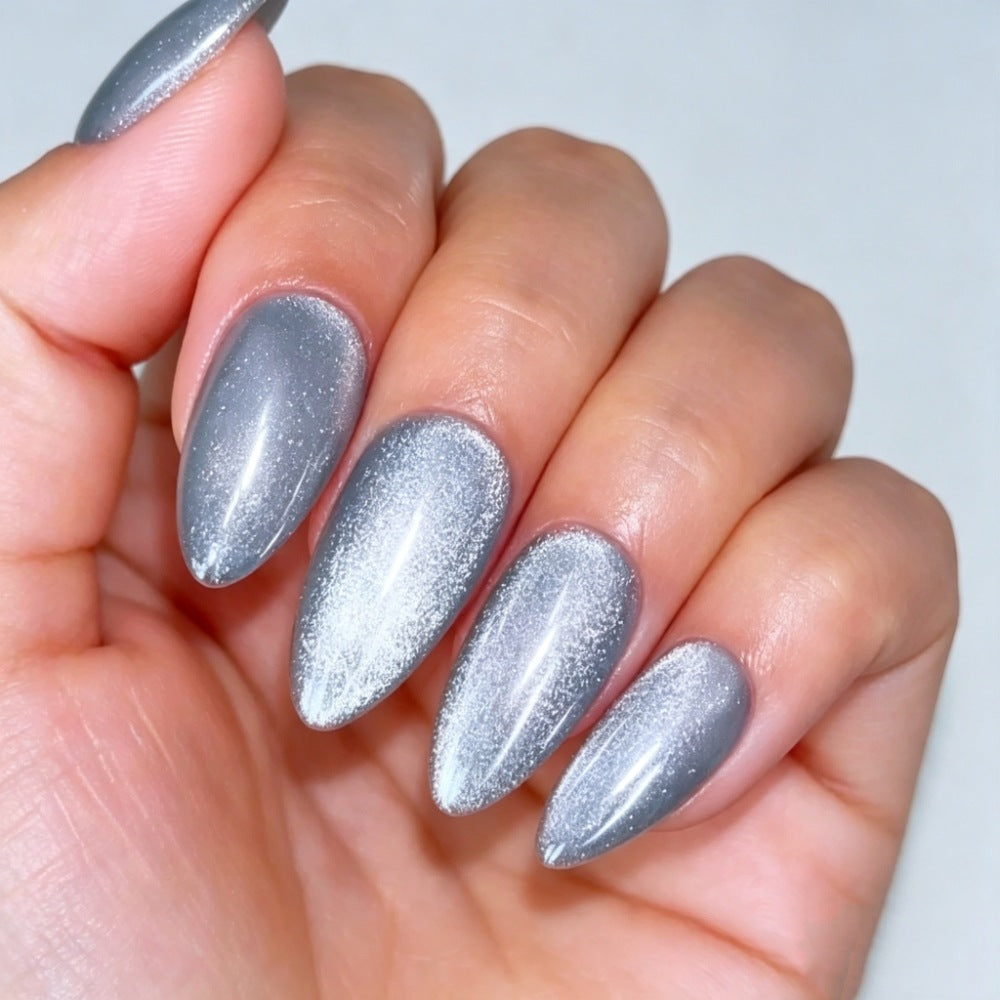 Kunstnägel mit Metallic und Glitzernden Finish Karnz
