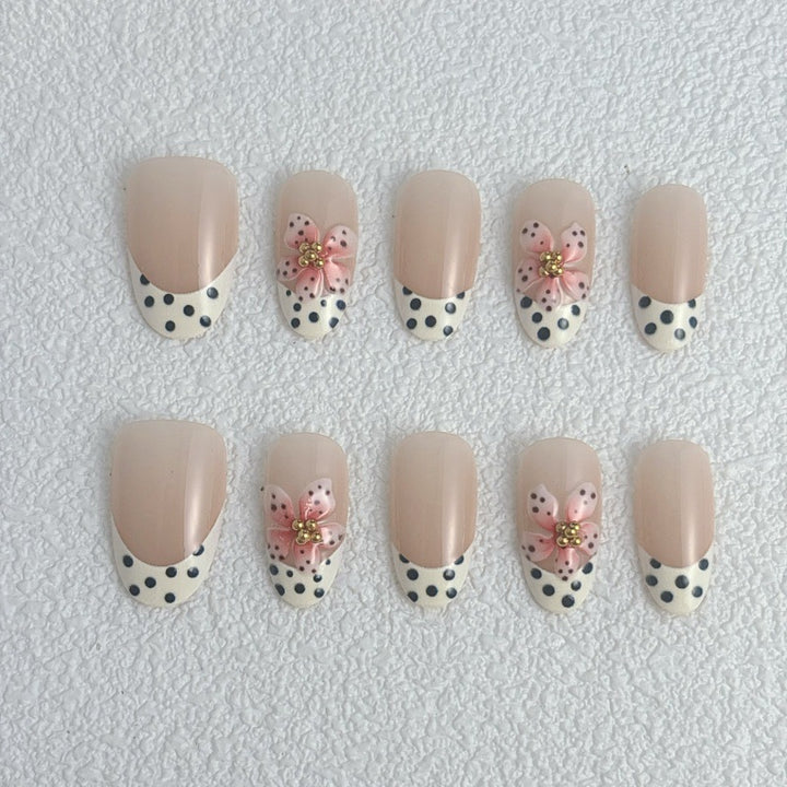 Kunstnail Set mit floralen Akzenten Karnz