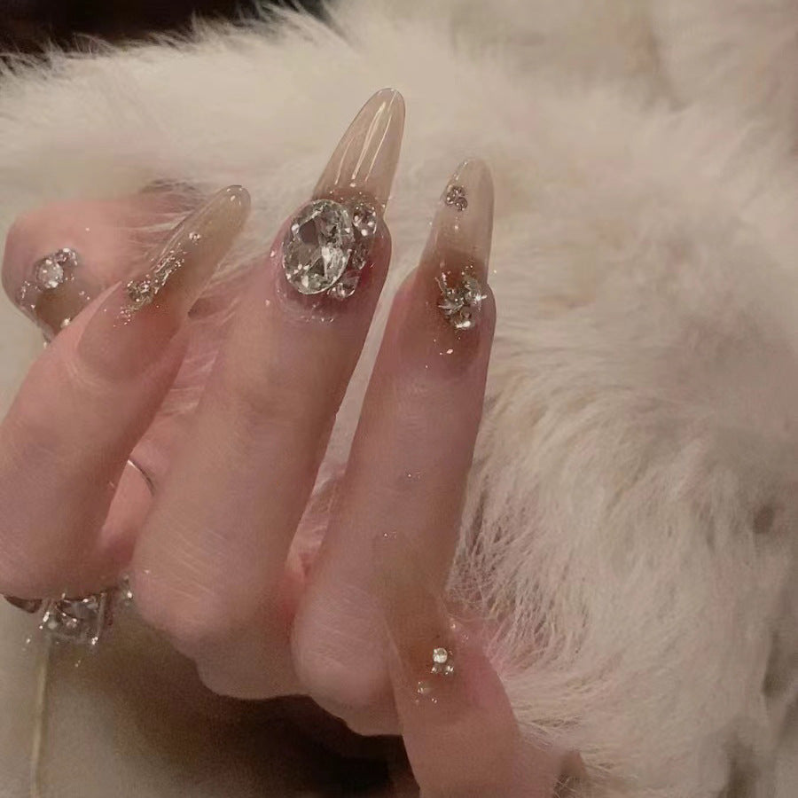 Künstlerisches Edelstein Nageldesign Karnz
