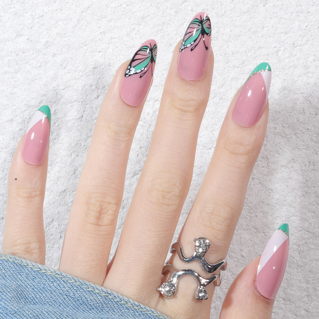 Künstlerisches Press-On Nagelset mit Schmetterlingsdesign Karnz