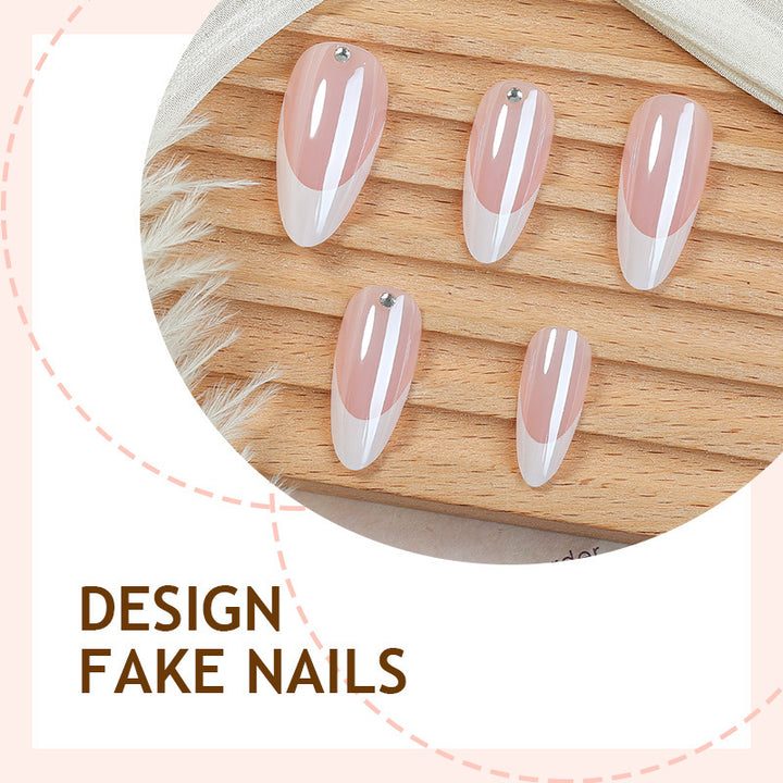 Kunstnagelset mit eleganten französischen Spitzen und Glitzerakzenten Karnz