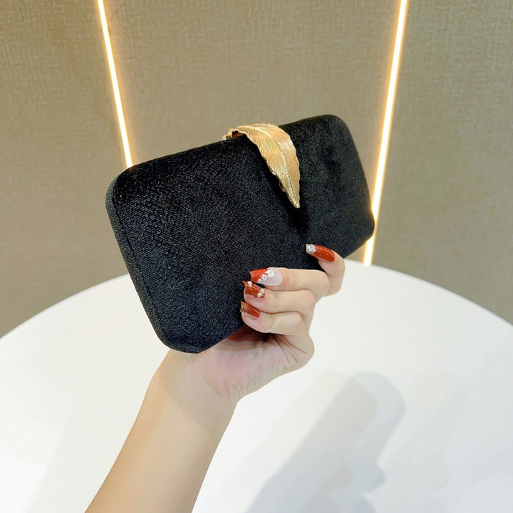 Elegante Clutch für den Abend mit Blatt-Akzent