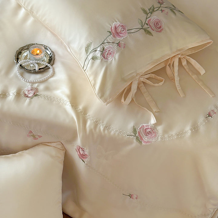 Satin-Bettwäschegarnitur mit gestickten Rosenranken und geformtem Schmetterlings-Zierkissen