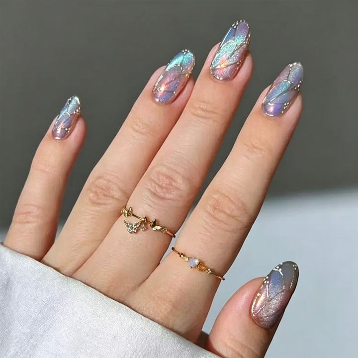 Kunstnagelset mit schimmernden Farbverläufen und eleganten 3D-Details Karnz