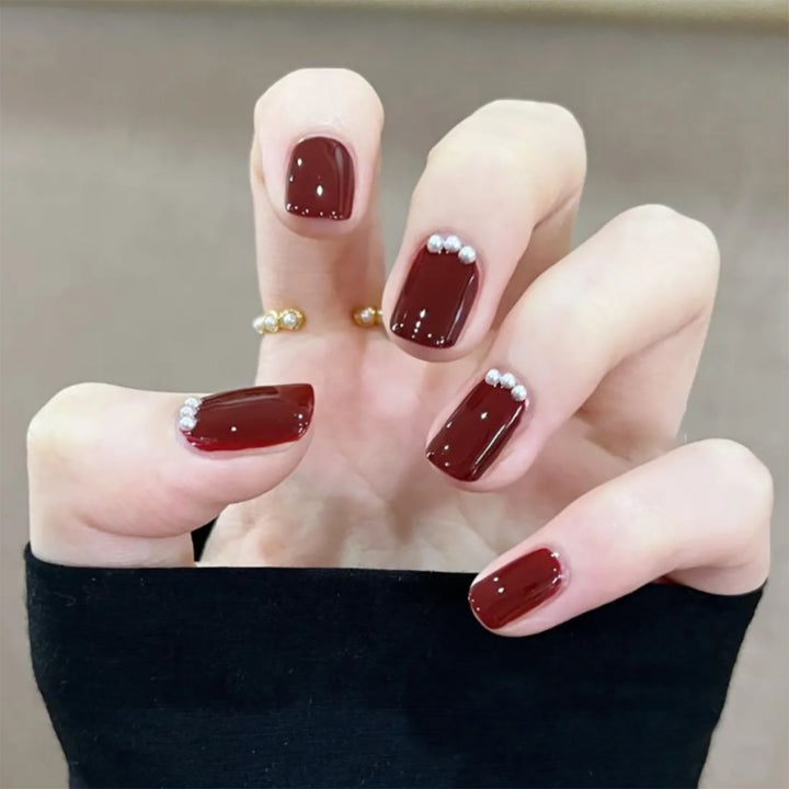 Elegante glänzende Press-On Nägel mit Strass-Akzenten