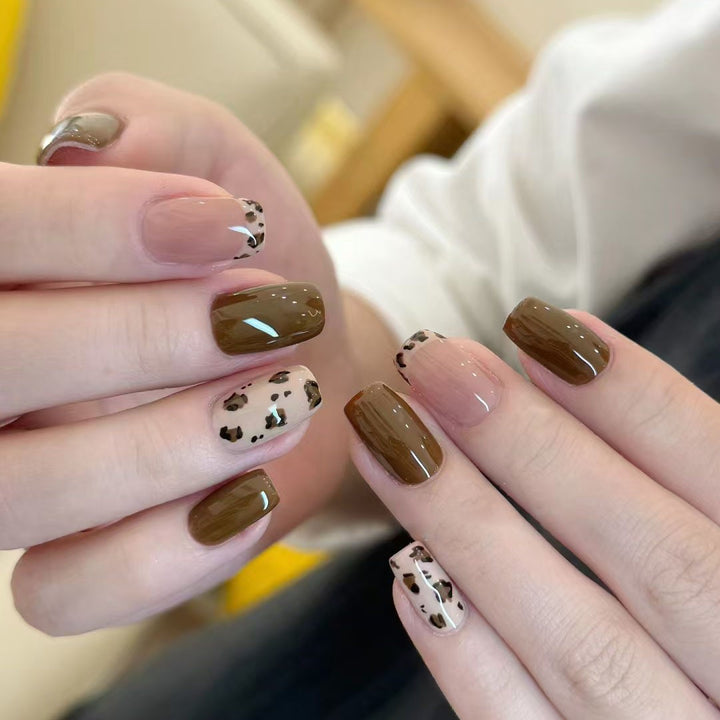 Künstlerischer Leopardenmuster-Nagelkunst