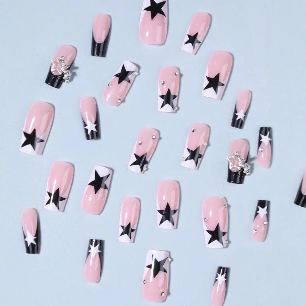 Kunstnagelset mit glitzernden Sternen-Akzenten Karnz