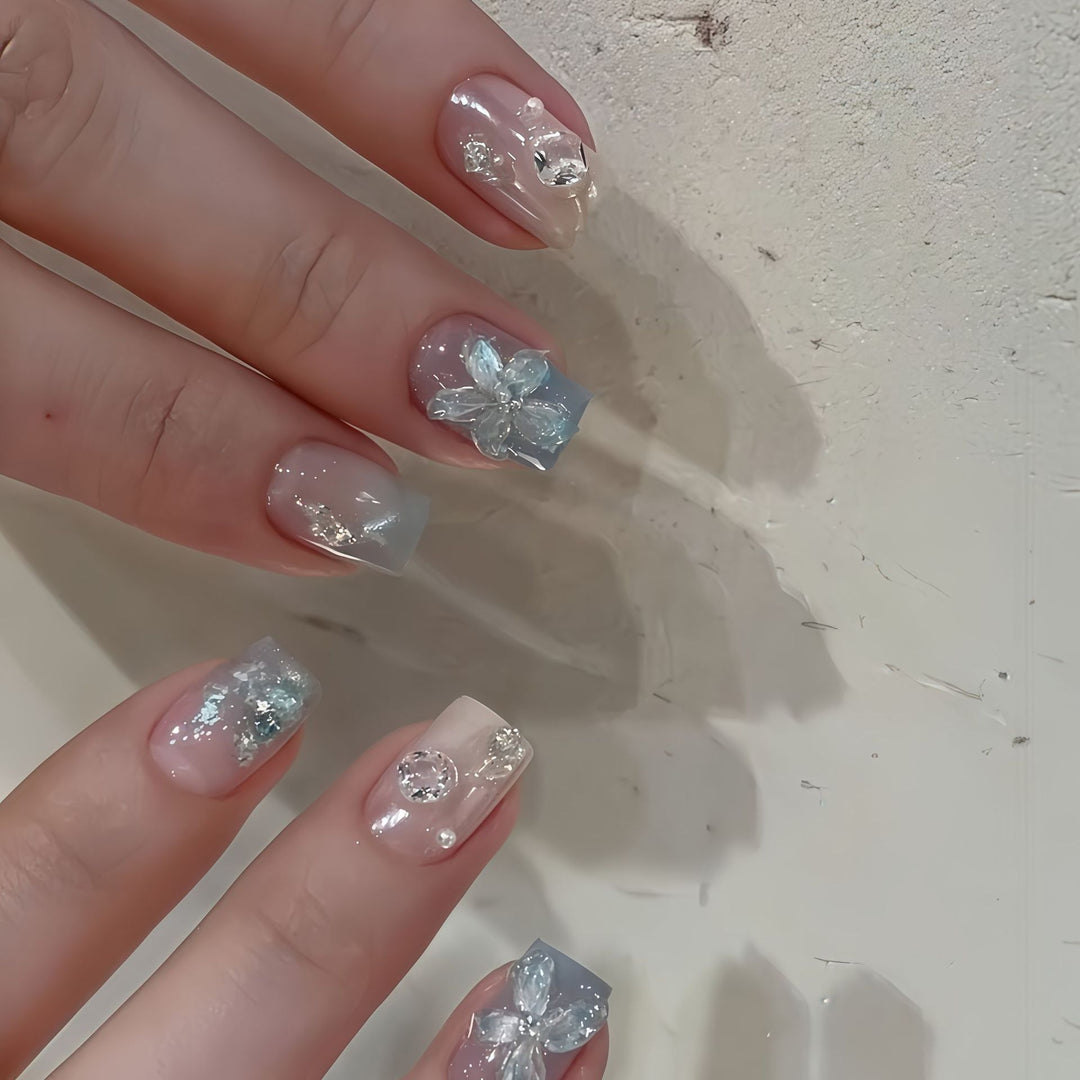 Kunstnägel mit Floralen Akzenten Karnz