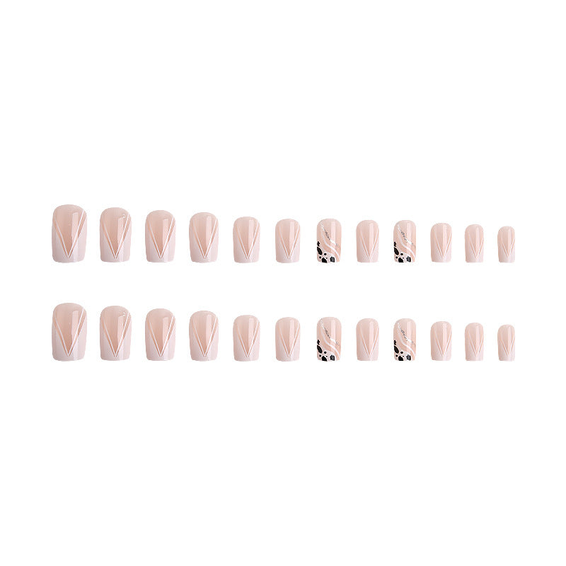 Kunstnagelset mit geometrischen Akzenten und elegantem Design Karnz