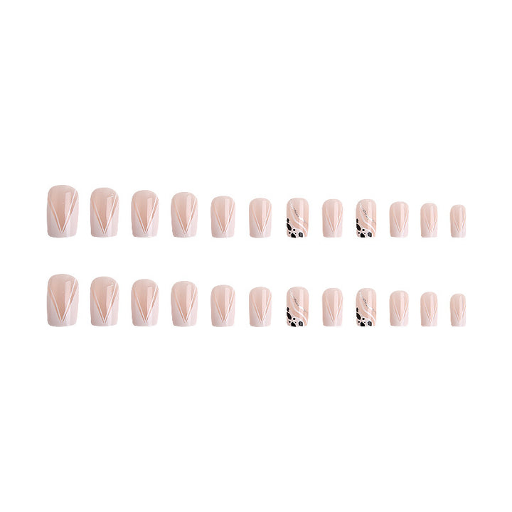Kunstnagelset mit geometrischen Akzenten und elegantem Design Karnz
