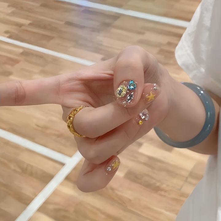 Glitzernde Nagelspitzen mit Eleganten Schmuckakzenten Karnz
