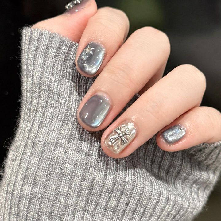 Kunstnagelset mit Glamourösen Metallic-Effekten Karnz