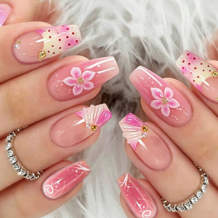 Kunstvolles Nagelset mit floralen Akzenten Karnz