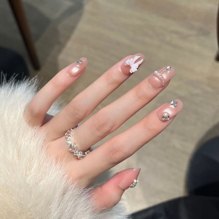 Dekorative Strass-Nagelkunst Karnz