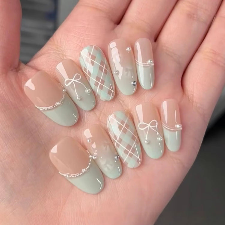 Künstlerisches Press-On-Nagelset mit floralem und herzförmigem Design Karnz