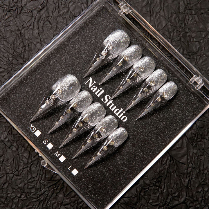 Glamouröse Stiletto Press-On Nagel Set mit Edelsteinakzenten  1791254959