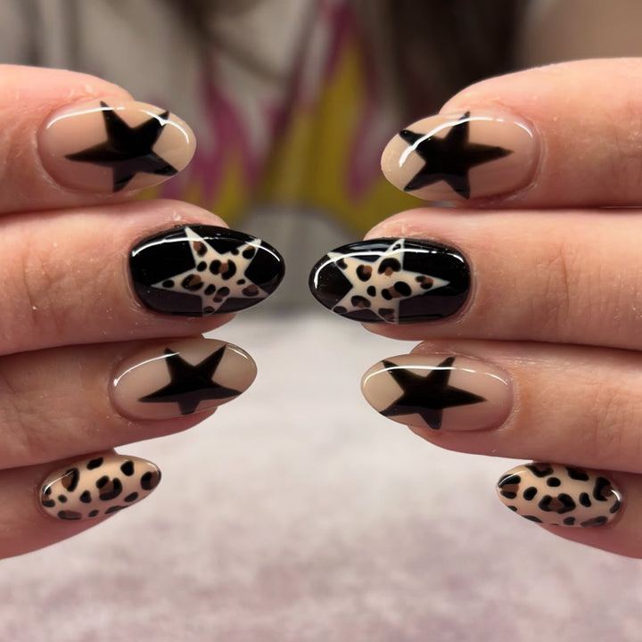 Kunstvolle Nagelverlängerungen mit Leoparden- und Sternen-Design Karnz