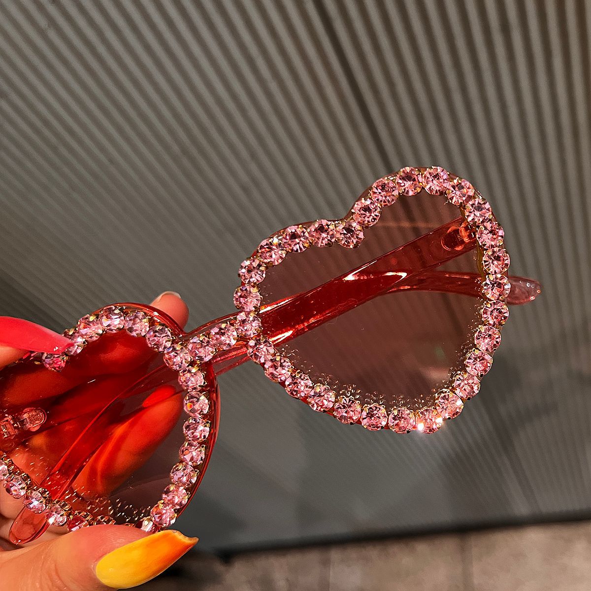Damen Herzförmige Sonnenbrille mit Strassverzierung Karnz
