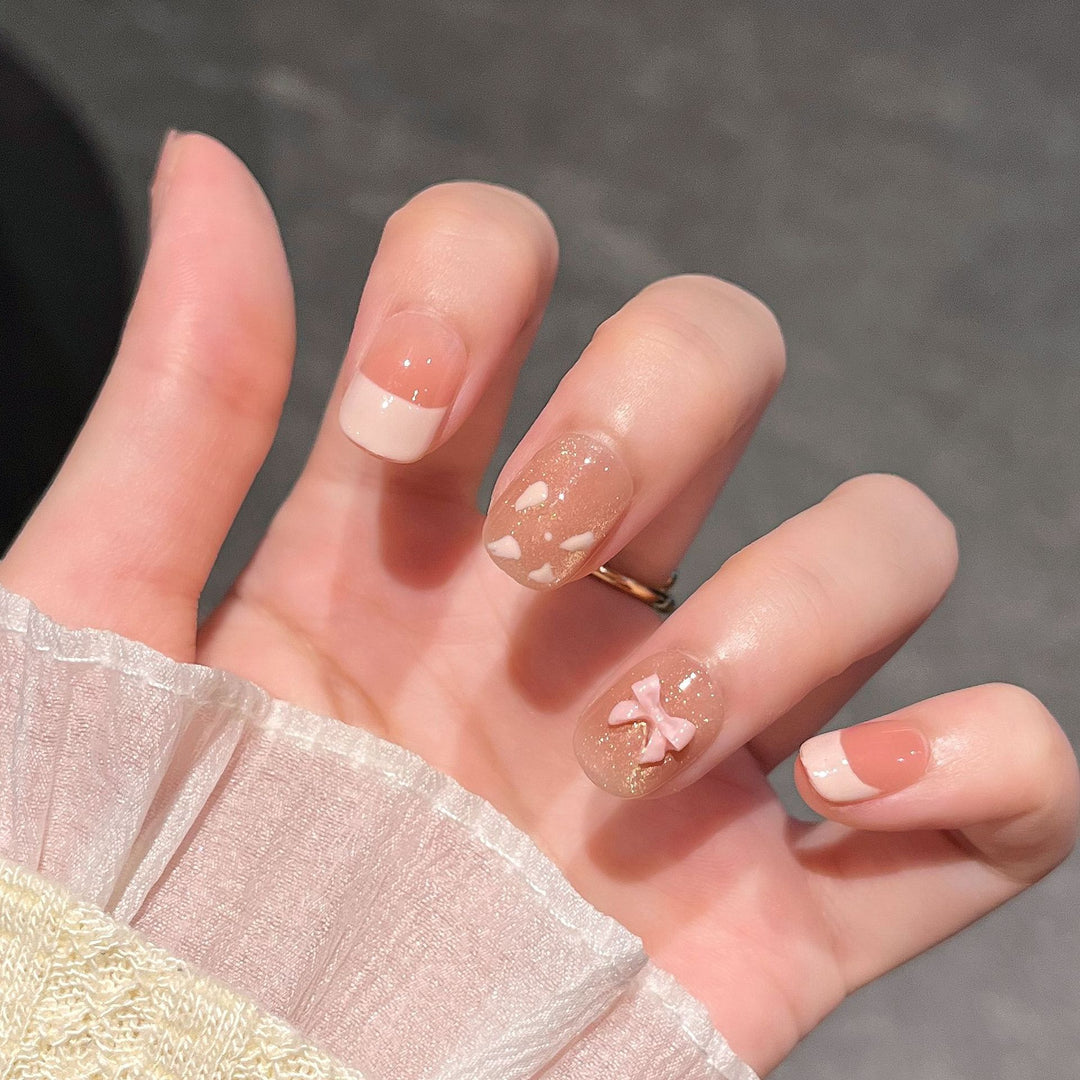 Künstlerisches Nageldesign mit niedlichen Schleifen Karnz