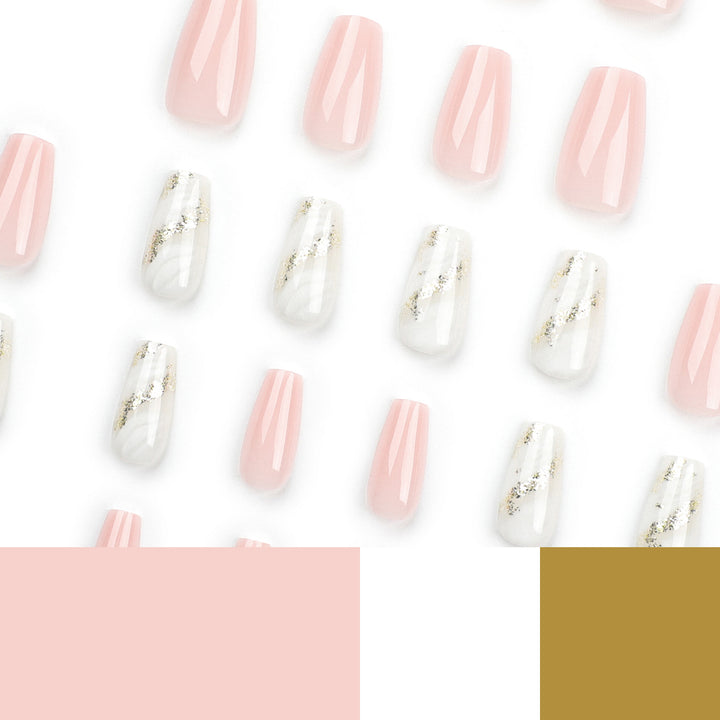 Kunstvolle Nagelverlängerungen mit elegantem Gold-Design Karnz
