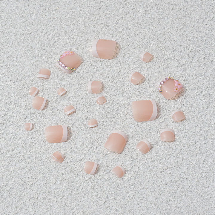 Elegante Fußnagelkunst mit filigranen 3D-Blütenverzierungen Karnz
