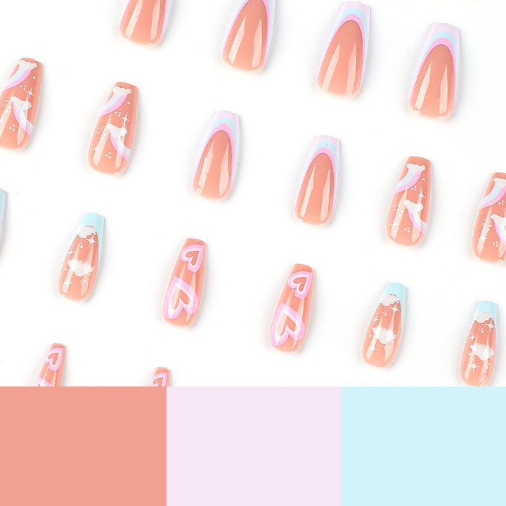 Kreative Nagelkunst mit Herz- und Wolkenmotiv Karnz