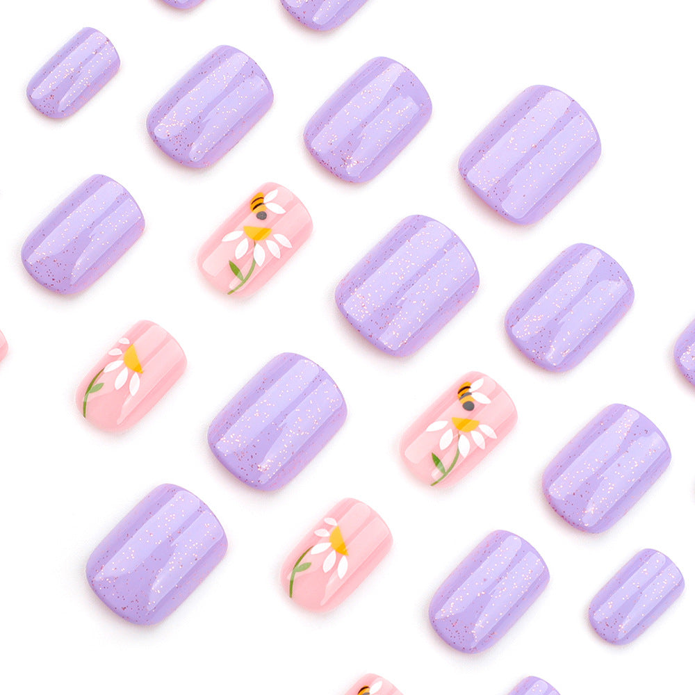 Kunstvoll gestaltete Nagelverlängerungen mit Blumendesign Karnz