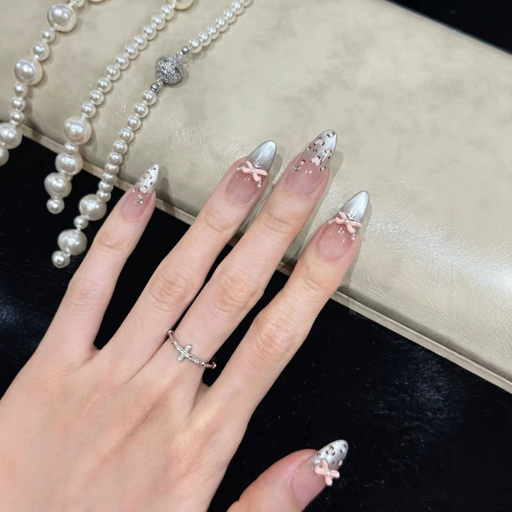 Dekoratives Press-On-Nageldesign mit Schleifenakzenten Karnz