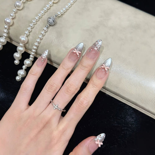 Dekoratives Press-On-Nageldesign mit Schleifenakzenten Karnz