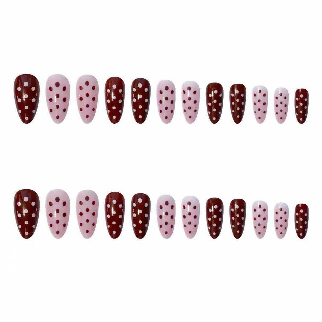 Kunstnagelset mit verspieltem Punkte-Design und eleganten Akzenten Karnz