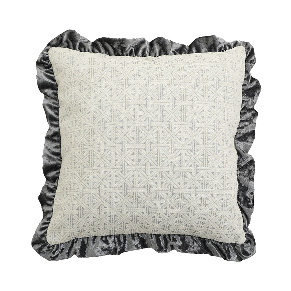 Quadratisches Dekokissen im Barockstil mit Samt-Rüsche und Putto-Jacquard