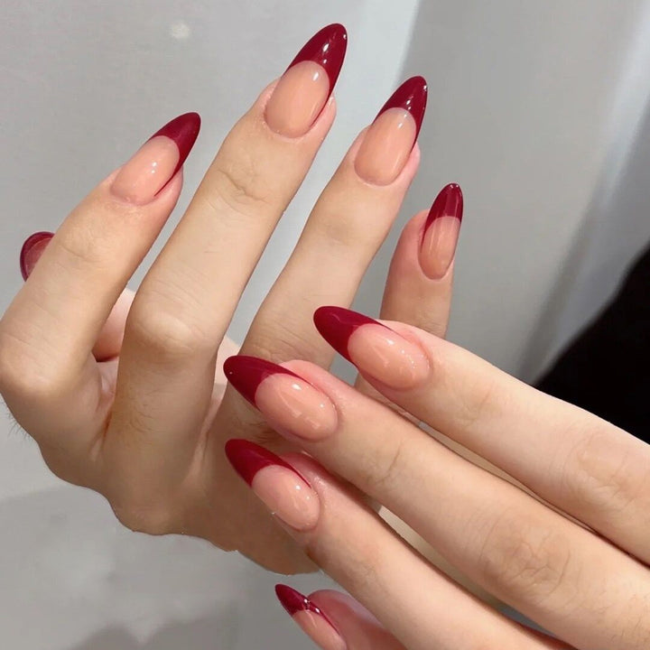 Elegante Stiletto French Tip Press-On Nägel Karnz